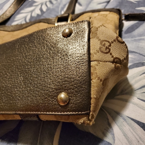 SOLD Authentic Gucci Medium Handbag - Picture 6 of 11